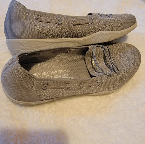 Skechers - Picture 3 of 5